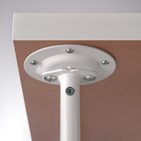 Close-up van stevige, verstelbare tafelpoot met robuuste schroeven en witte coating.