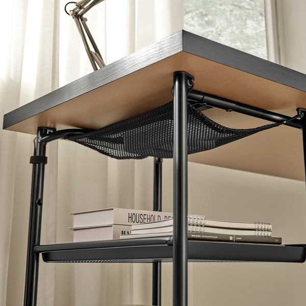 Zwart metalen bureau met verstelbare plank voor boeken en blocnotes, met kabelbeheer onder de plank.