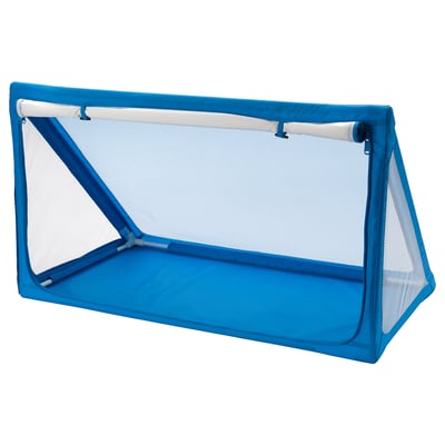 Blauw sportdoelnet, opvouwbaar voor opslag, gemaakt van polyester, staat rechtop.