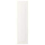 Een witte STENSUND kastdeur met gegroefde panelen, glad en naadloos.