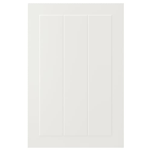 Een witte STENSUND kastdeur met verticale groeven en een eenvoudig omlijst ontwerp.