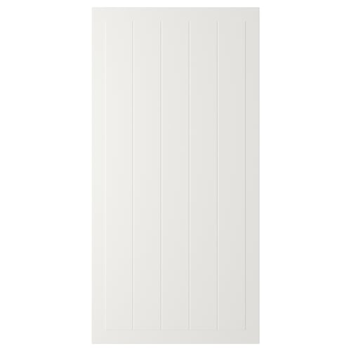 Een witte STENSUND kastdeur met gegroefde panelen.