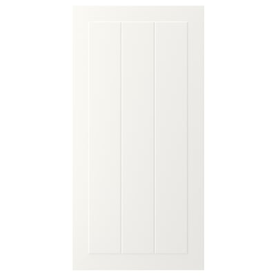 Een witte STENSUND kastdeur met een glad, rechthoekig ontwerp met verticale gegroefde panelen en een omlijste look.