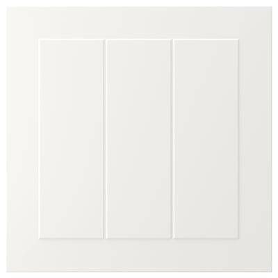 STENSUND witte kastfronten met gegroefde panelen.