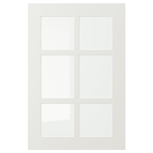 Een STENSUND witte kast met glazen deuren. Het rechthoekige ontwerp, de landelijke uitstraling en het stevige frame.