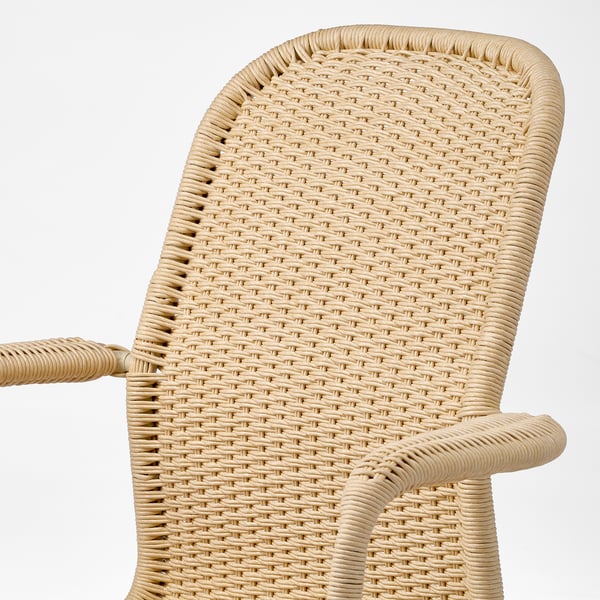 Handgeweven stoel met armleuningen, met ingewikkeld papiertouwontwerp, biedt comfort en uniek vakmanschap.