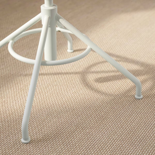 Metalen stoelonderstel, witte afwerking, drie statiefpoten en centrale paal, op beige vloer met textuur.