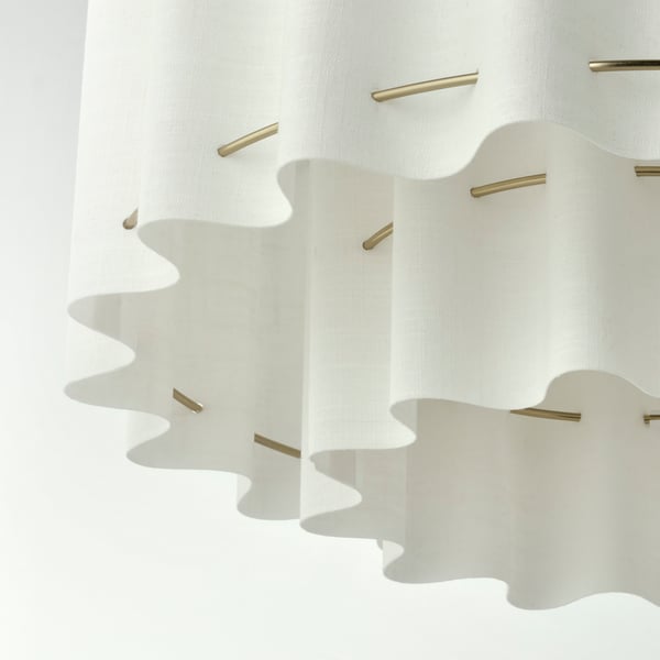Elegante hanglamp met golvende textielkap en gouden accenten, die een zacht, uitnodigend licht uitstraalt.