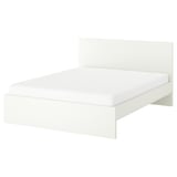 Een wit, modern bed met een vierkant ontwerp, eenvoudige lijnen, een stevig frame en geen zichtbare fittingen.