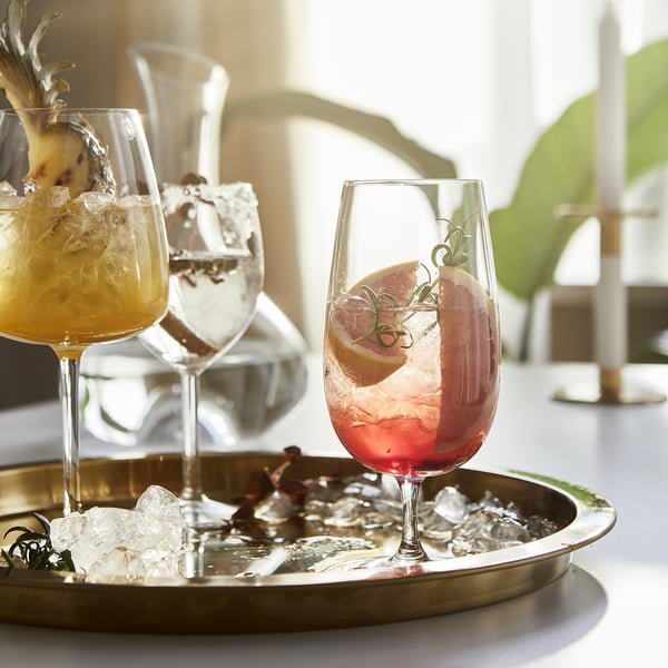 Drie cocktails met garnituren op een ijsbakje.