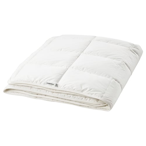 Wit STRANDMOLKE dekbed met vulling van gerecycled polyester, omgeven door dobby katoen, gestikt en netjes opgevouwen.