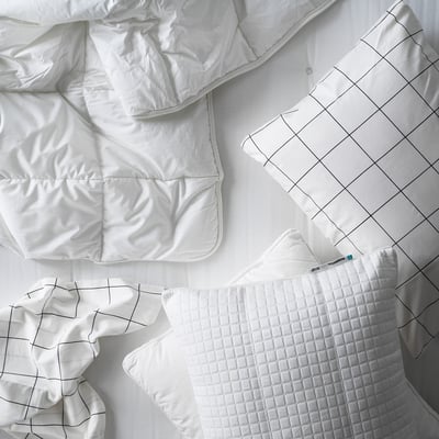 Wit beddengoed: dekbed, kussen en lakens opgemaakt. 100% katoen, gewatteerd ontwerp.