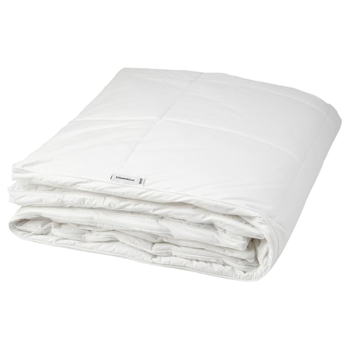 Wit strandmolle dekbed, netjes opgevouwen, katoen-polyester, warm en knus.