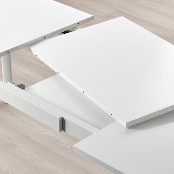 Witte uitschuifbare eettafel, STRANDTORP, met 2 zelfopbergende bladen, gedeeltelijk uitgeschoven.