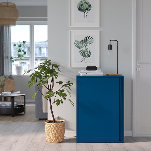 Moderne kamer met SUNDSÖ kast, blauw, vierkant, metaal. Plant, kunst, lamp, gezellig decor.