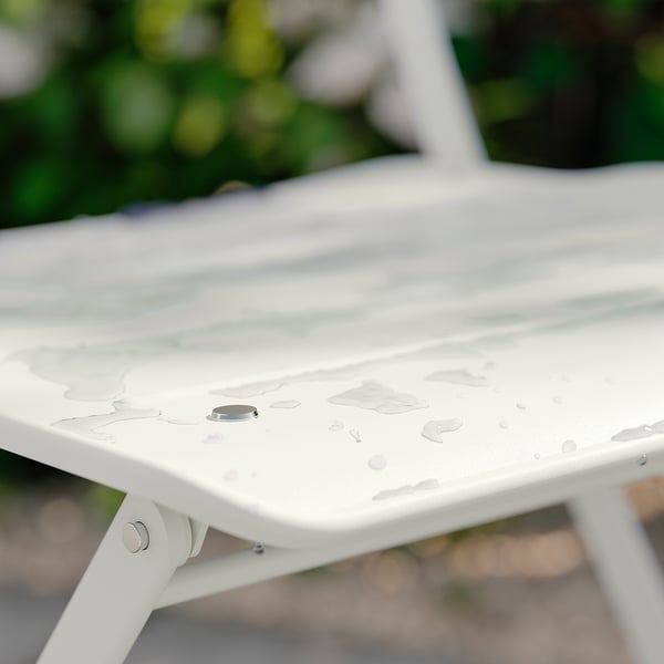Witte SUNDSÖ stoelen nat oppervlak, buiten.