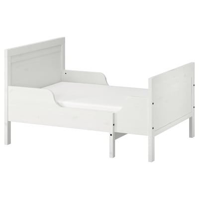 Wit SUNDVIK peuterbed, houten, vierkante vorm, eenvoudig ontwerp.