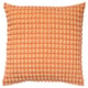 SVARTPOPPEL lichtoranje kussen, zachte textuur, vierkante vorm, gerecycled polyester.