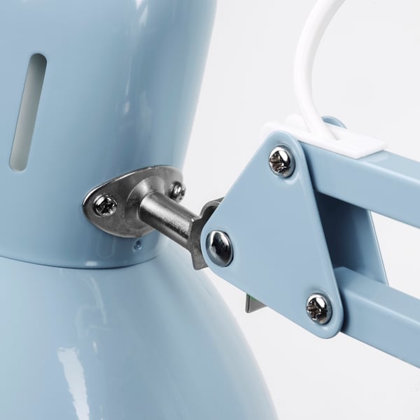 Close-up van een stevige, lichtblauwe metalen lampen verstelbare koppeling, met schroeven en metalen scharnier voor stabiliteit.