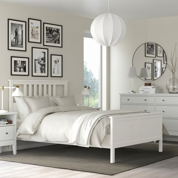 Moderne slaapkamer met wit bed, grijs vloerkleed. €