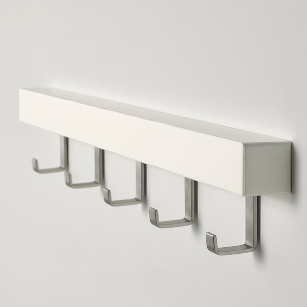 Witte houten plank met roestvrijstalen haken gemonteerd aan een muur. De haken zijn gelijkmatig verdeeld voor het ophangen van voorwerpen. Modern en stevig ontwerp.