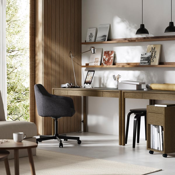 Modern kantoor aan huis met TONSTAD eiken bureau, zwarte stoel en planken. Groot raam voor natuurlijk licht.