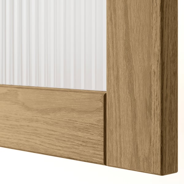 Close-up van hout en glazen deur, met hoogwaardige afwerking en strak design.