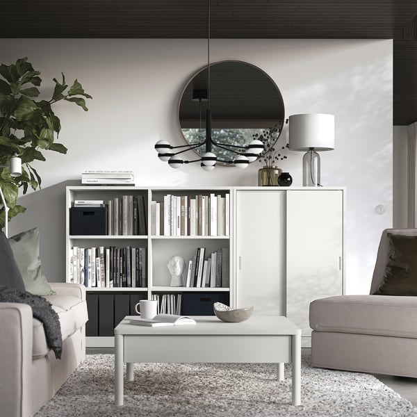 Moderne woonkamer met TONSTAD witte meubels.