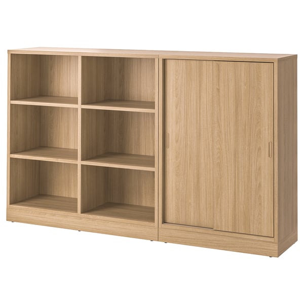Een TONSTAD opbergmeubel in eiken afwerking met open en gesloten delen. Het heeft verstelbare planken en een schuifdeur.