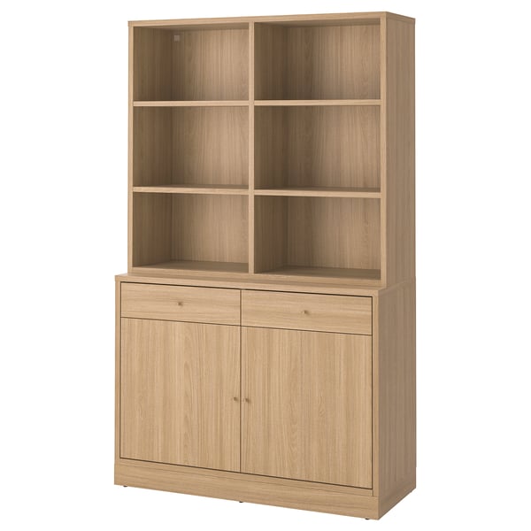Een houten TONSTAD meubelset van natuurlijk eikenhout, met zowel gesloten als open planken voor veelzijdige opslag.