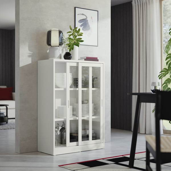 Witte TONSTAD kastdisplay. Glazen deuren, gebroken wit, klassiek, modern. Borden, glazen. Schuifdeuren, strak design.