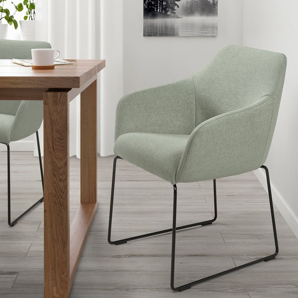 Moderne eetkamerstoel: TOSSBERG, lichtgroen, stof en metaal, gebogen rugleuning, compact formaat, past onder de tafel.