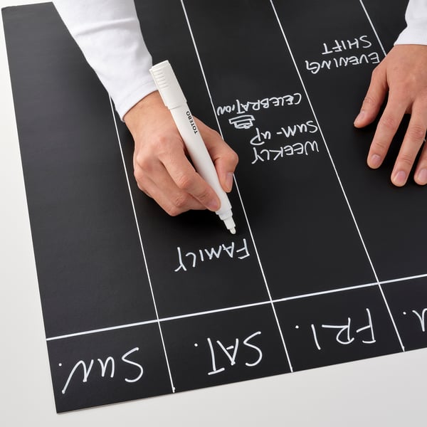 De persoon schrijft wekelijkse kalender op bord met TOTEBO-teller.