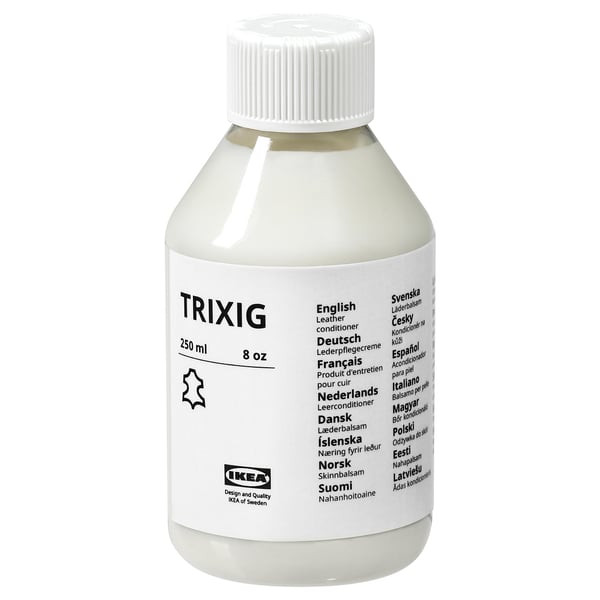 Lederen conditioner in witte fles met meertalige labels.