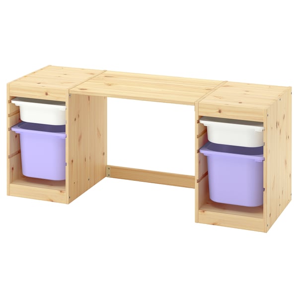 Houten l-vormig bureau, lichte natuurlijke kleur. Twee opbergbakken, één aan elke kant. Lichtpaarse bakken staan in het bureau. Eenvoudig, praktisch ontwerp.