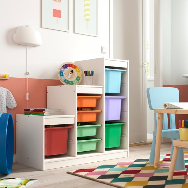 TROFAST opbergmeubel met kleurrijke bakken in de kinderkamer.
