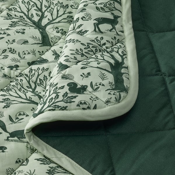 Babyquilt met bosthema, zachte vulling van gerecycled polyester, duurzaam geproduceerd katoen.