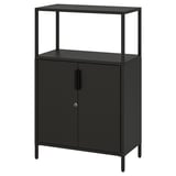 Zwarte metalen kast met twee deuren, verstelbare poten en een bovenste plank. Modern, minimalistisch design.