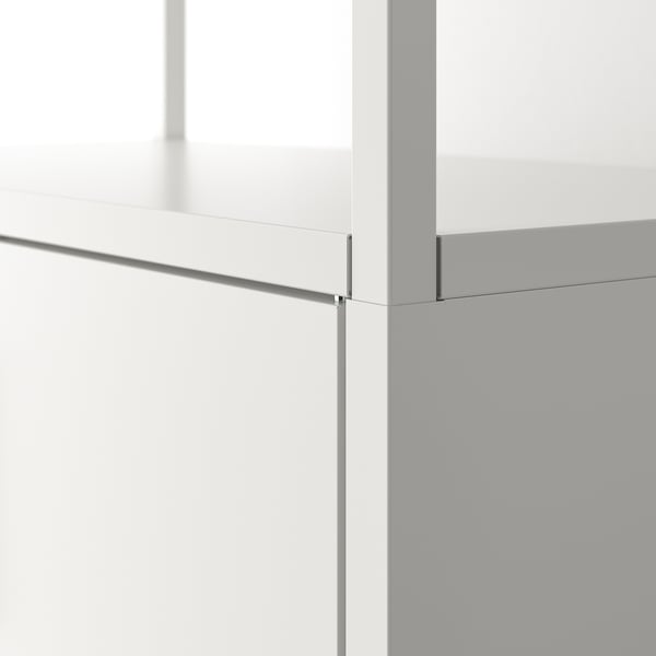 Moderne kast met strak metalen frame, gladde afwerking en minimalistisch design.