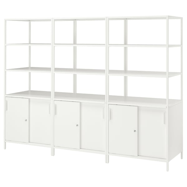 Een witte TROTTEN boekenkast met aan de onderkant gesloten kasten voor opslag. Het heeft een rechthoekige vorm met meerdere open planken aan de bovenkant.