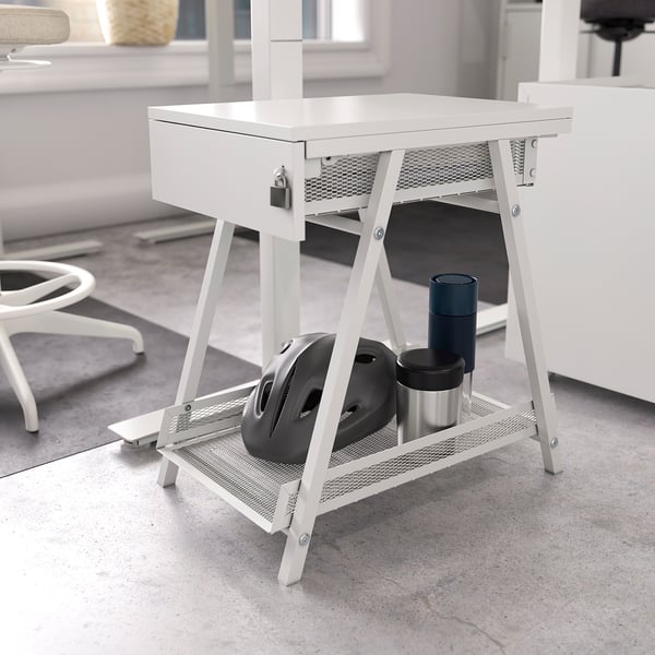Een witte TROTTEN opberger met een afsluitbare lade en een onderste plank voor spullen als een helm, kopjes en een muis.