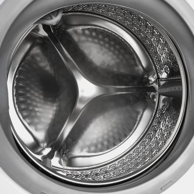 Wasmachinetrommel met waterstroom zichtbaar. Ontworpen voor efficiënt, instelbaar wassen met stoomprogramma en verschillende standen.
