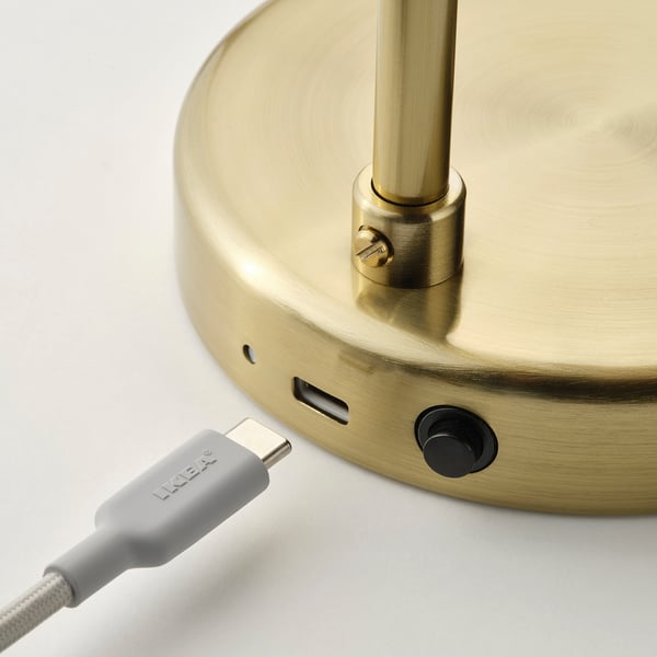 Gouden lamp met usb-c-poort en aan/uit-knop. Batterijen of usb voeden het.