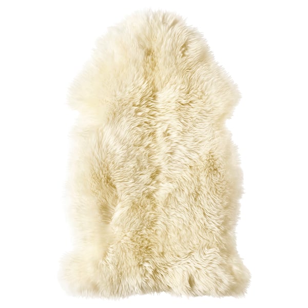 Een zacht, wit, donzig vloerkleed van schapenvacht, perfect voor vloeren of meubels, en biedt warmte en comfort.