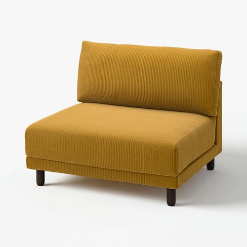 Elegante mosterdkleurige moderne bank, strak ontwerp met donkere poten; Ideaal voor moderne woonruimtes.