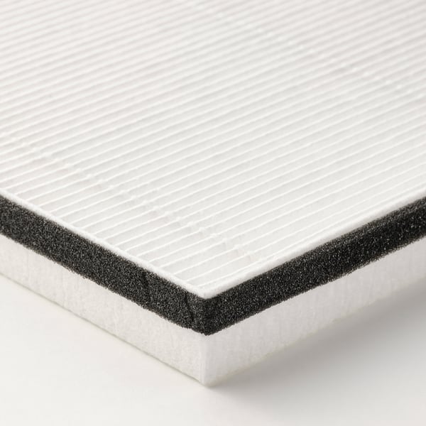 Close-up van een witte luchtfilter met een dicht, gestructureerd oppervlak, omgeven door een donker kader.