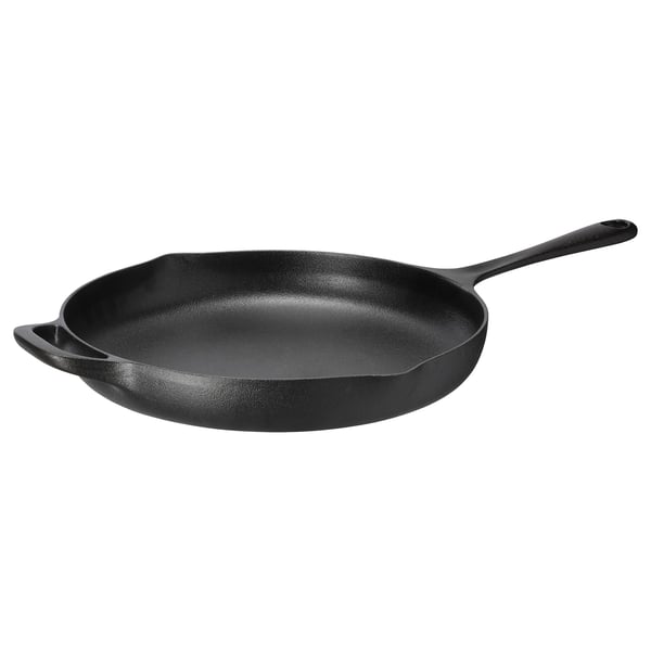 Zwarte gietijzeren koekenpan met lang handvat en helperhandvat, donkere afwerking.