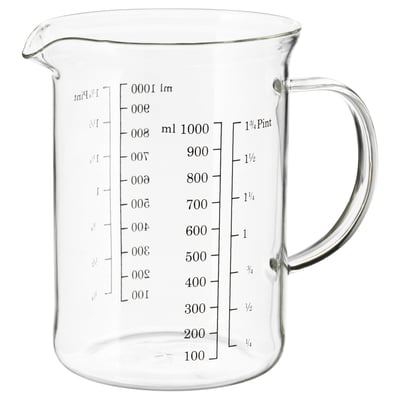 Een VARDAGEN glazen maatbeker, helder van kleur, gemaakt van hittebestendig glas. Het heeft een handvat en markeringen voor het afmeten van vloeistoffen en ingrediënten.