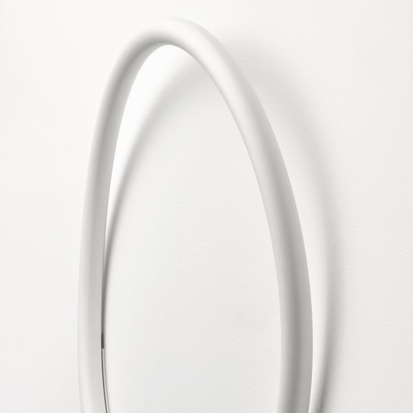 Elegante ronde wandlamp, die een zachte gloed uitstraalt, met een strakke witte afwerking.