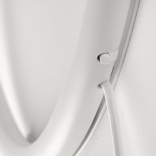 Close-up van moderne witte wandlampenschakelaar, met een strak design en hoogwaardige materialen.